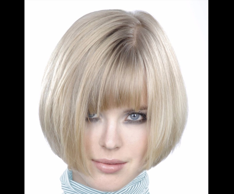 Стрижка женская Боб каре на средние волосы с челкой