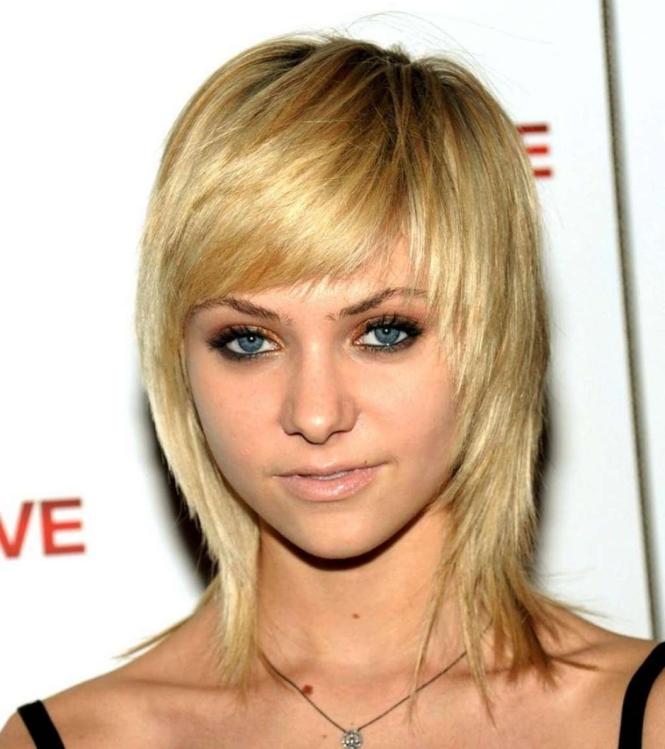 Стрижка каре лесенкой на средние волосы с челкой