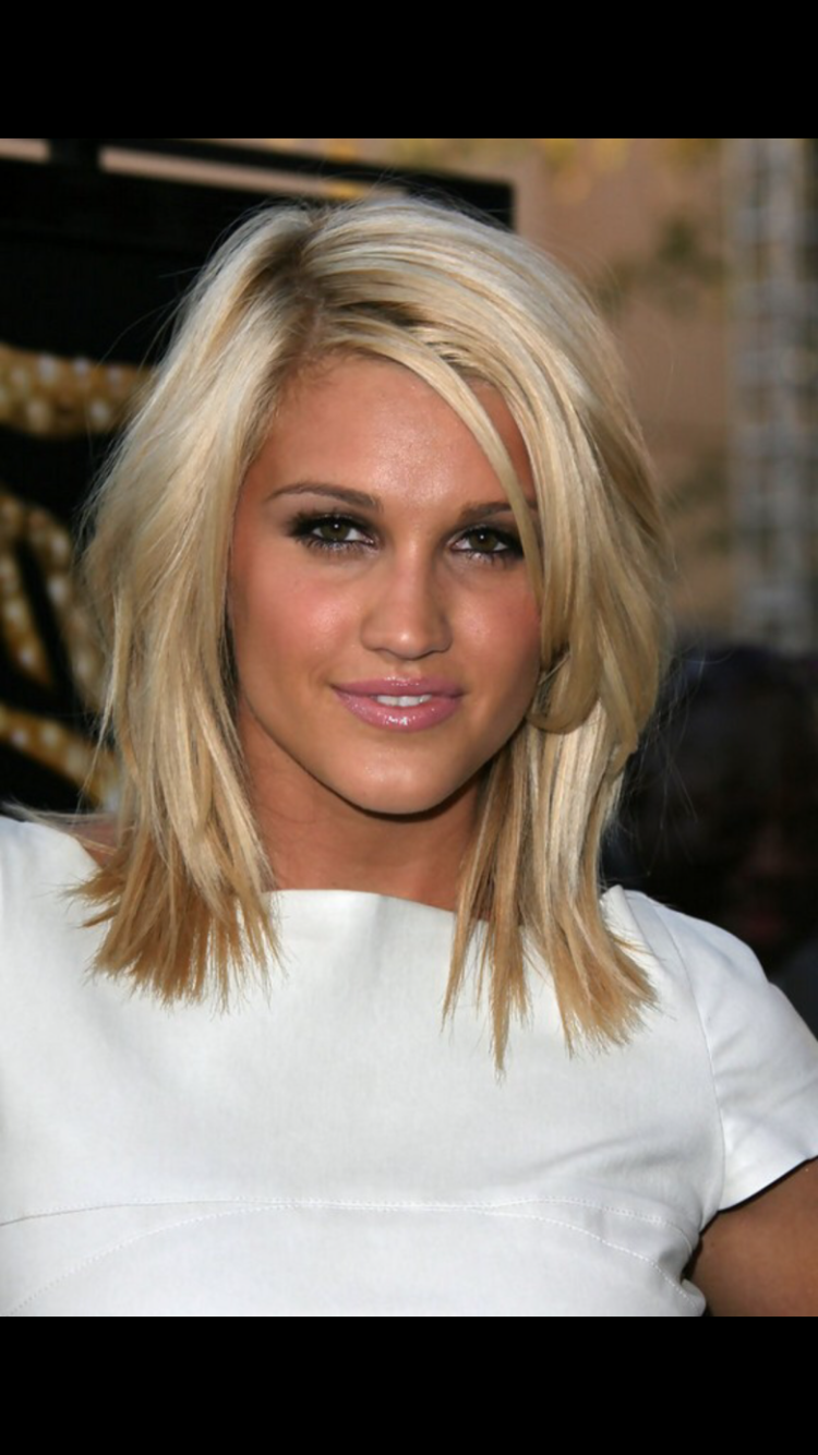 Стрижка на волосы средней длины без челки