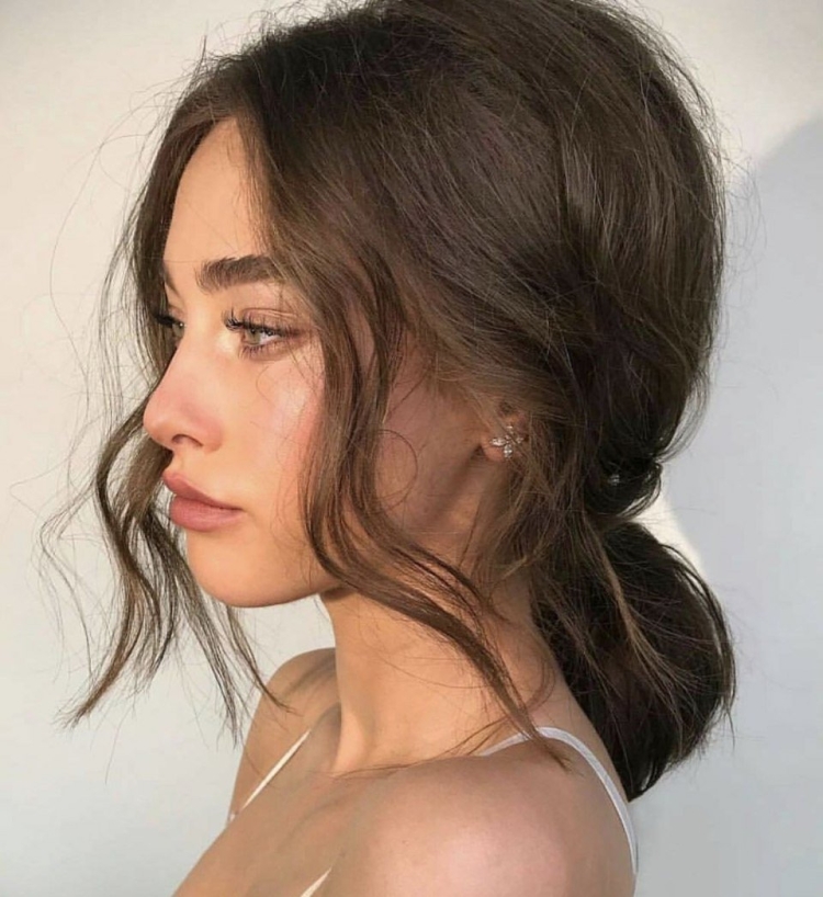 Пучок с выпущенными прядями у лица