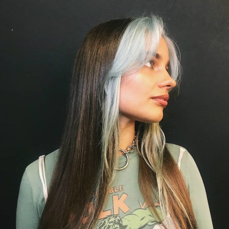 Седые пряди на русых волосах