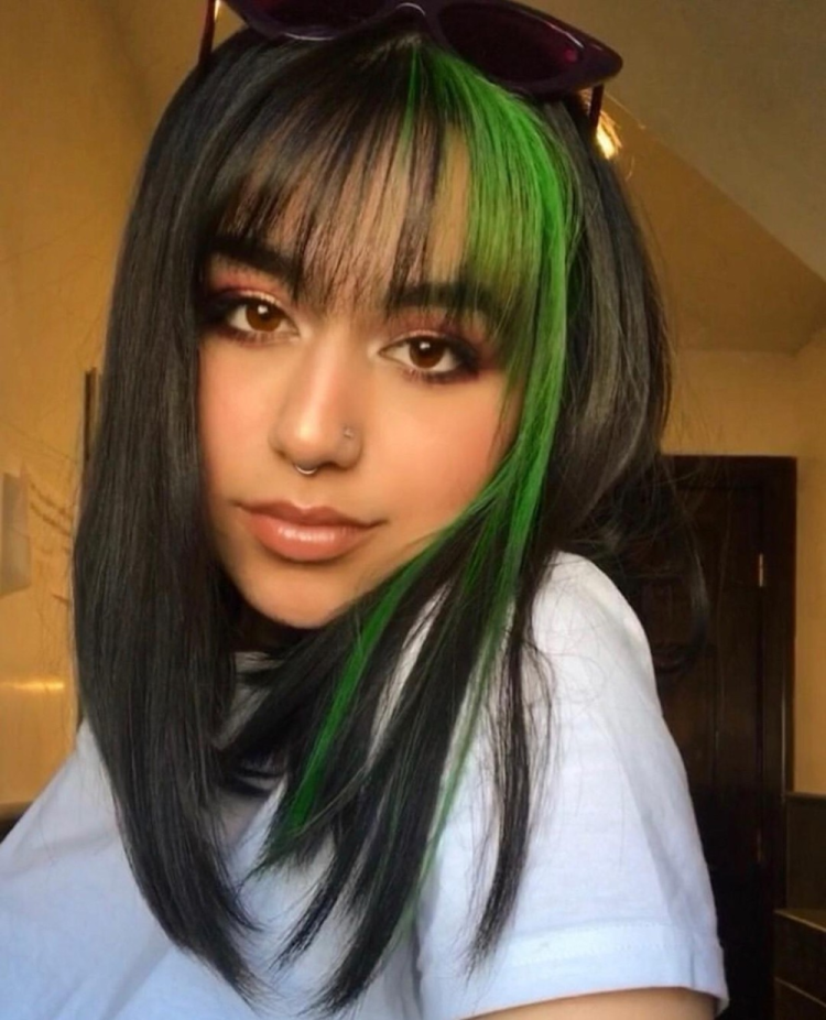 Зеленые пряди волос