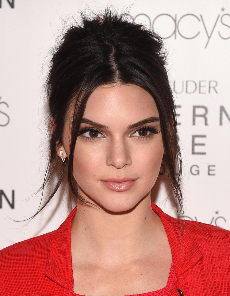 Стрижка Кендалл Дженнер передние пряди короче