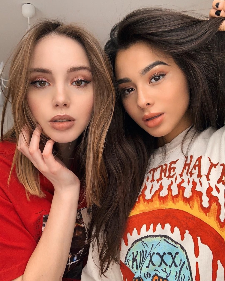 Диана Коркунова с подругой