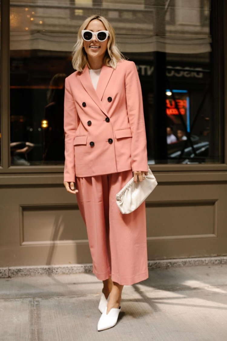 Трендовые костюмы женские