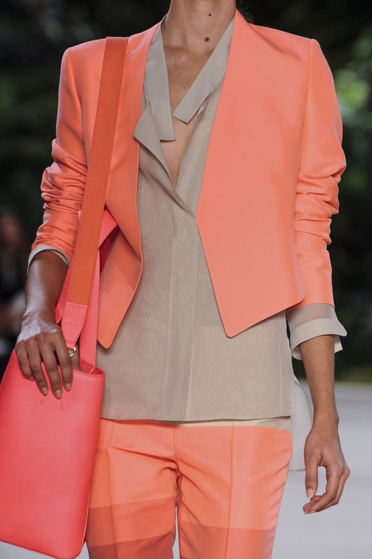 Кораллово персиковый цвет