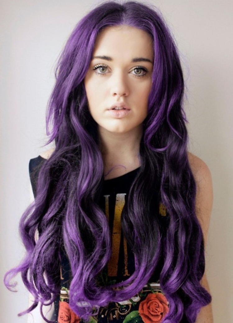 Оливия Обрайн с фиолетовыми волосами