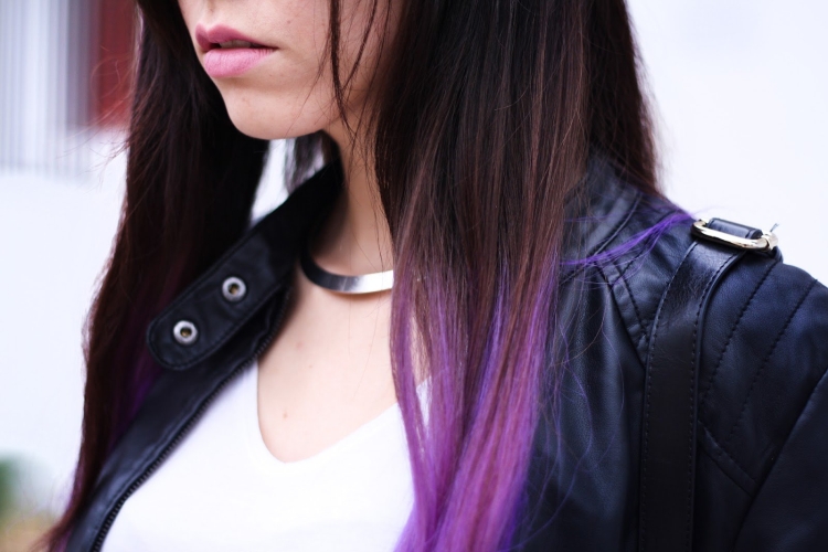 Фиолетовые передние пряди на брюнетке