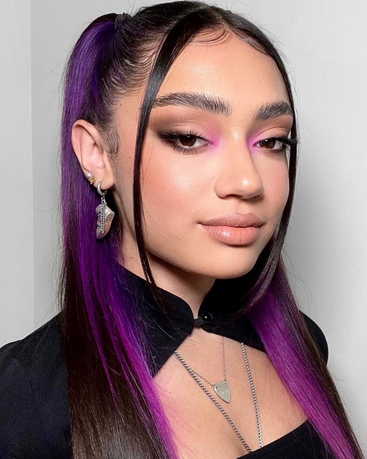 Фиолетовые пряди у лица