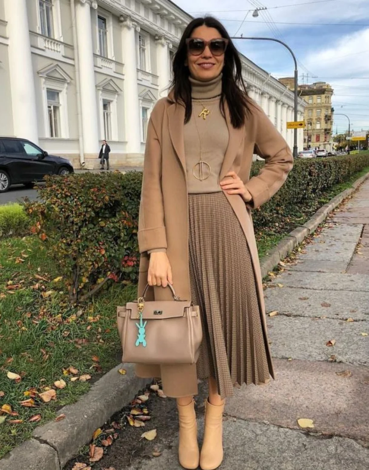 Бежевая юбка плиссе образы