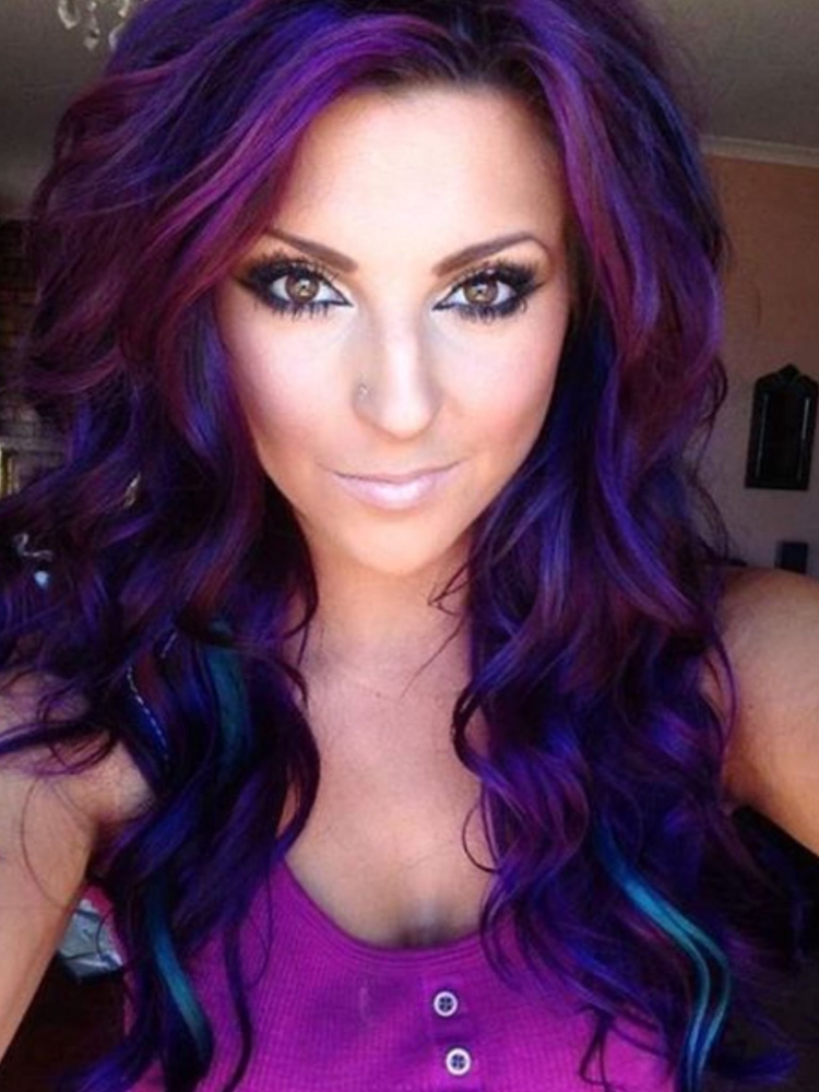 Девушка с фиолетовыми прядями