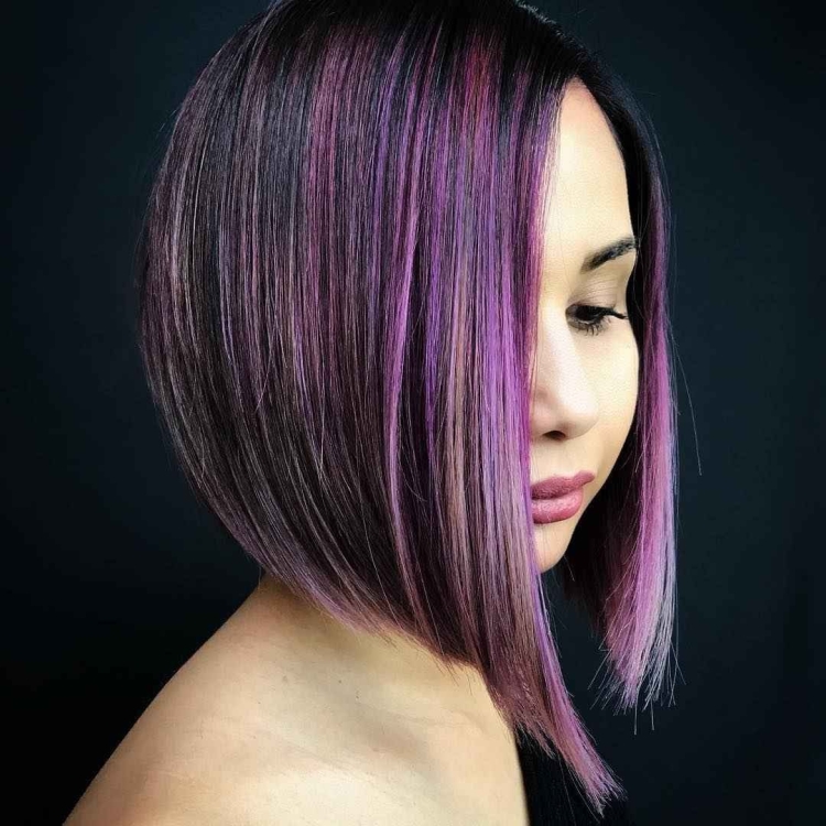 Удлиненное каре с фиолетовыми прядями