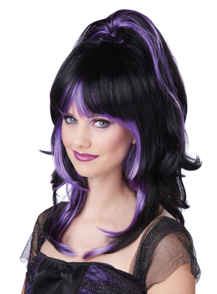 Чёрные волосы с фиолетовыми прядями