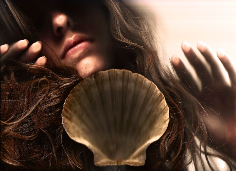Девушка с ракушкой в руке