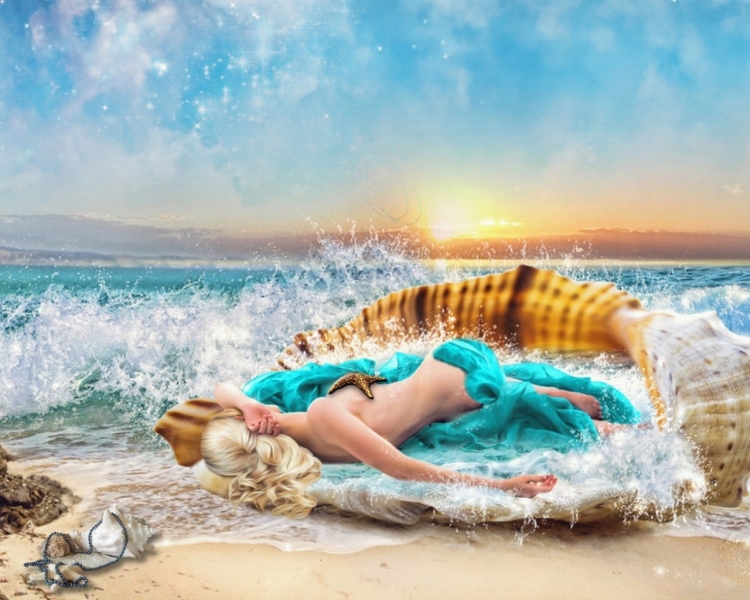 Девушка выходит из моря