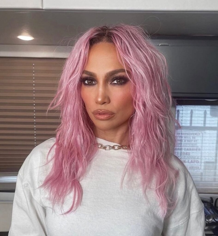 Стилист с розовыми волосами