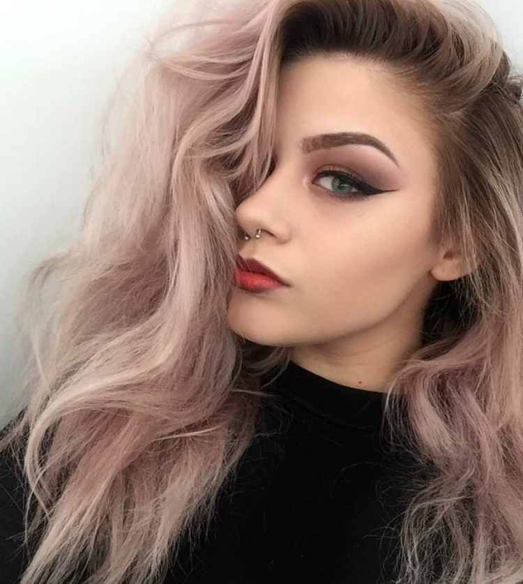 Бледно розовые волосы