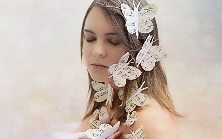 Фотосессия с бабочками в профиль