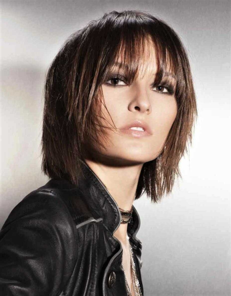 Стрижка Боб Гаврош на средние волосы с челкой