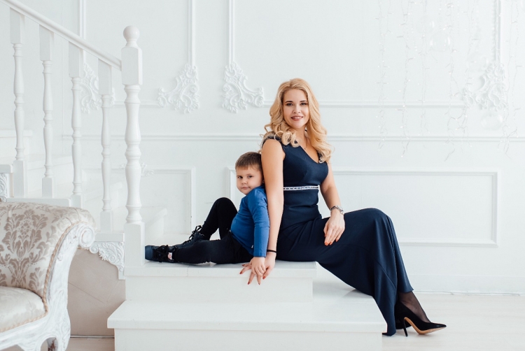 Фотосессия мама и сын в студии