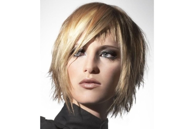 Стрижка Боб Каскад Гаврош на средние волосы