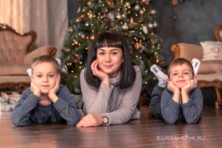 Новогодняя фотосессия в студии мама и сын