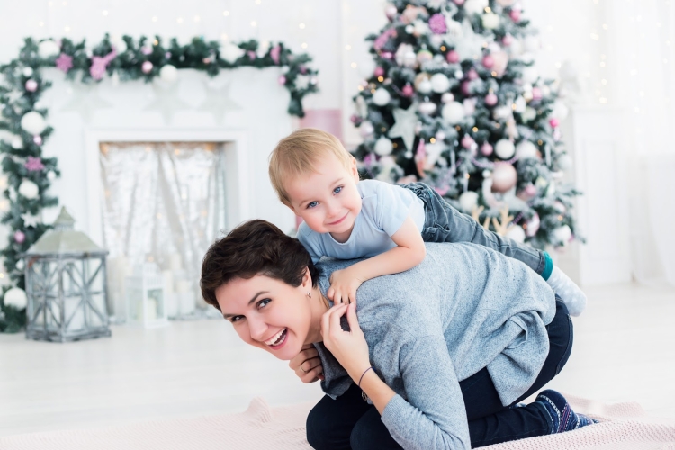 Новогодняя фотосессия в студии мама и сын