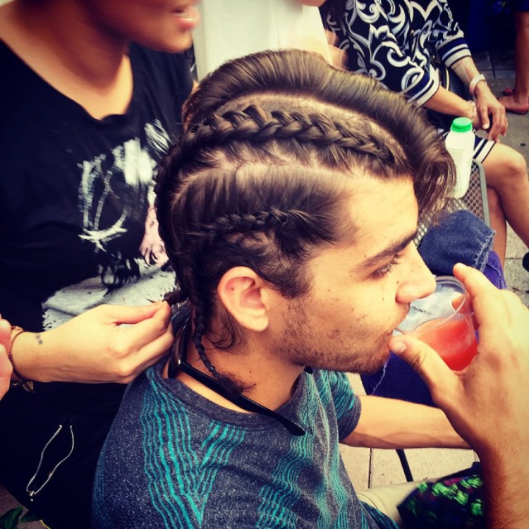 Парень заплетает волосы