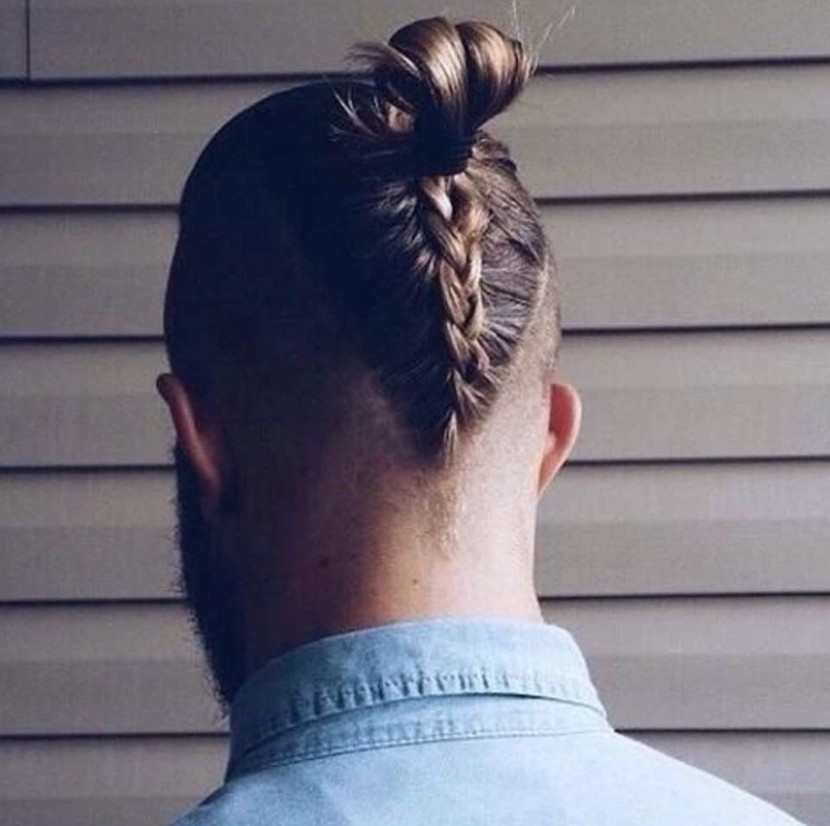 Топ кнот с косичками