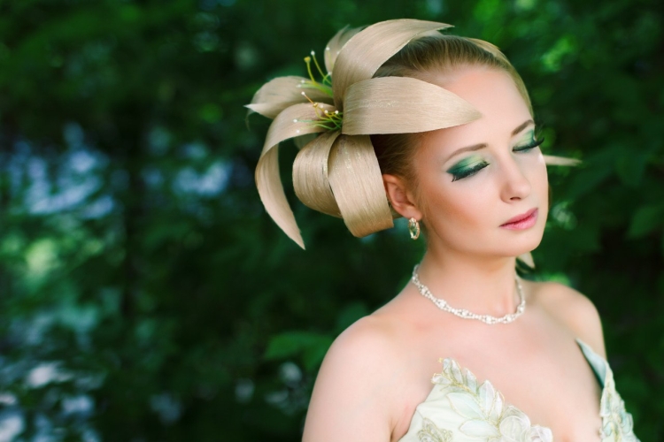 Прическа с постижерным украшением