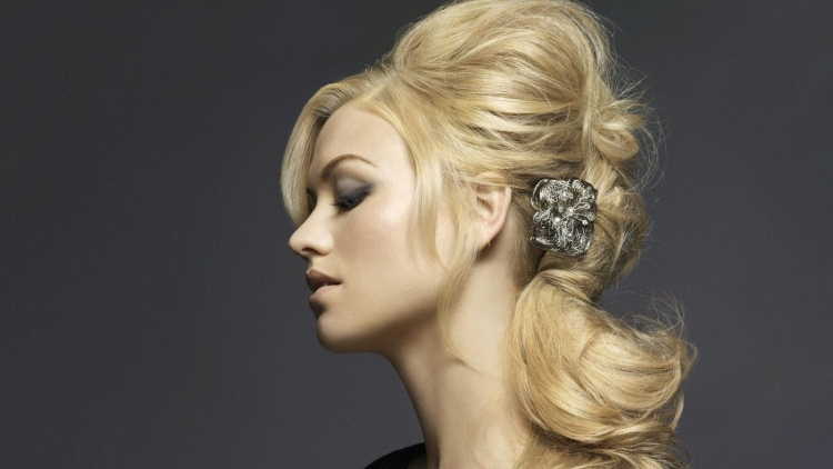 Коктейльная прическа на средние волосы