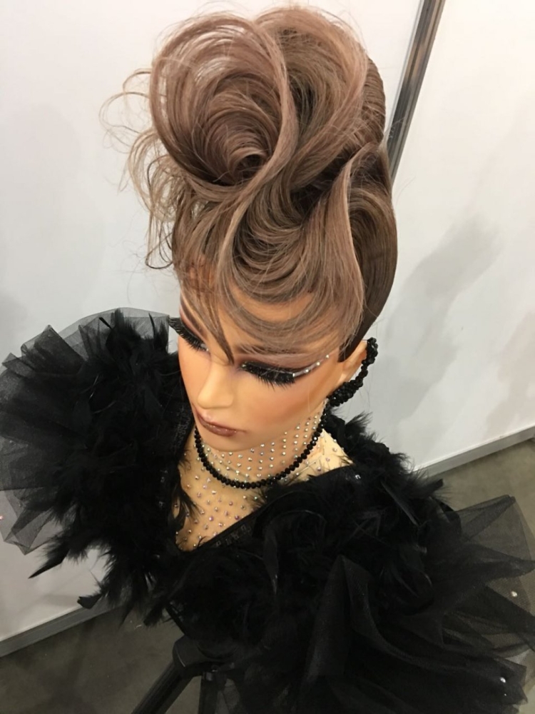 Вечерняя конкурсная прическа