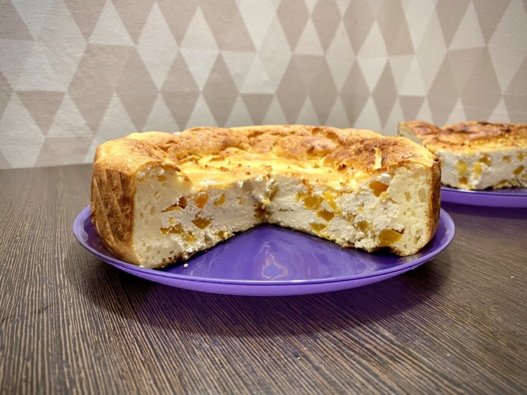 Заливной пирог творогом и сметаной и персиками