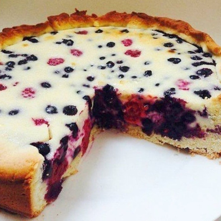 Пирог с ягодами на скорую руку