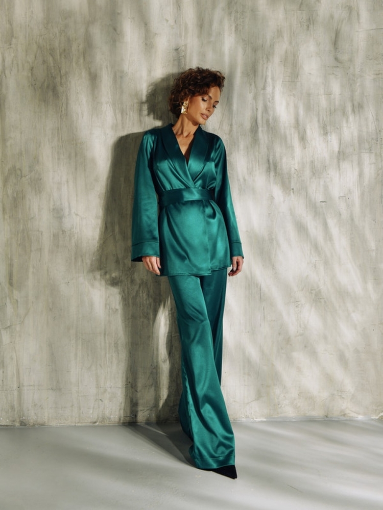 Атласный костюм женский