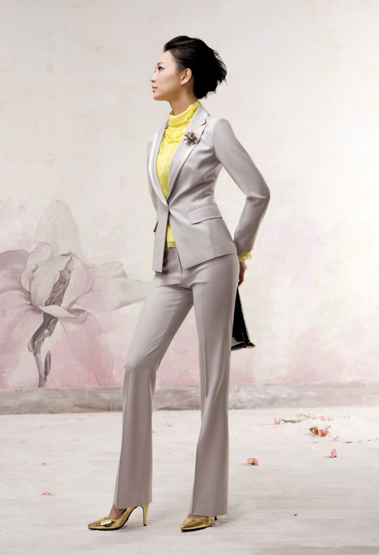 Светлые костюмы для женщин