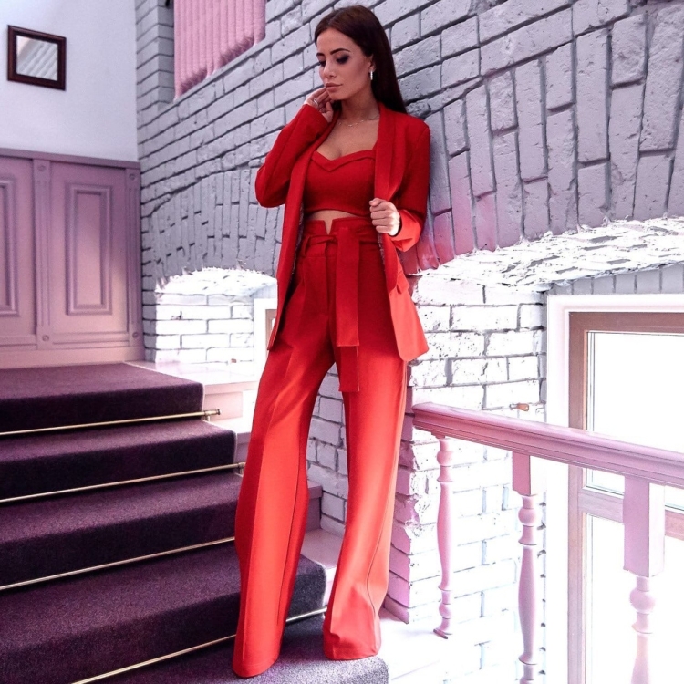 Красный костюм тройка женский