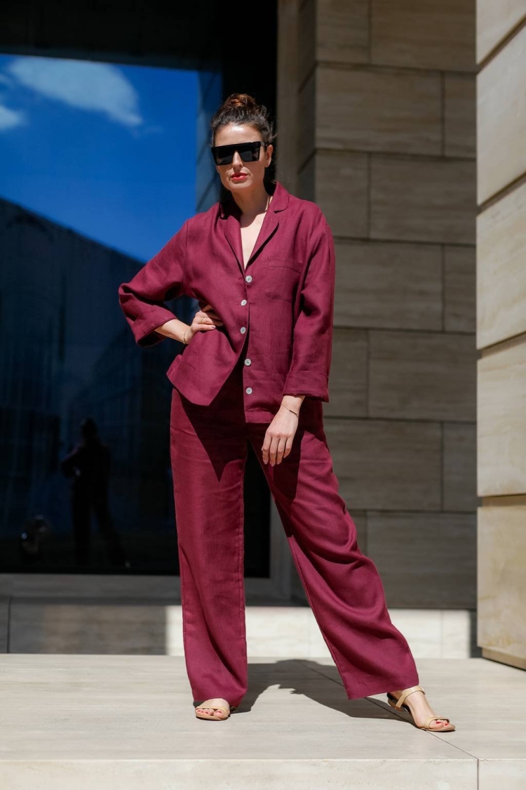 Брючный костюм в пижамном стиле