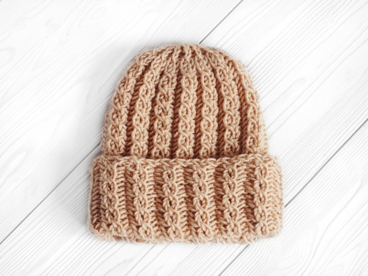 Шапки с отворотом женские