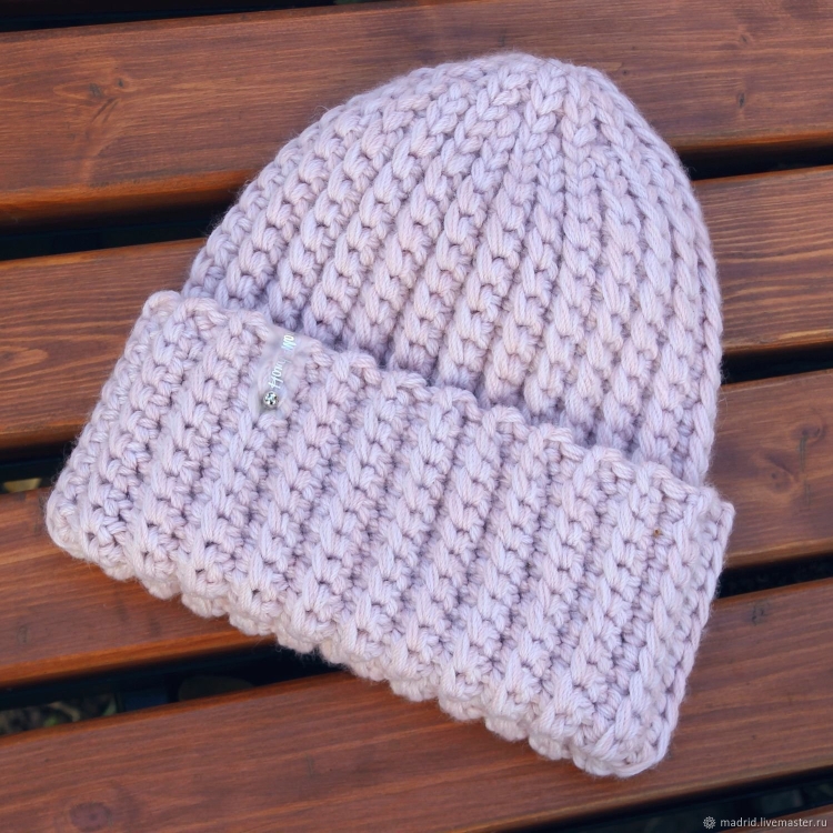 Шапка с отворотом спицами