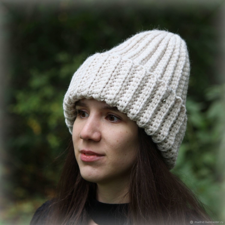 Крупная вязаная шапка с отворотом