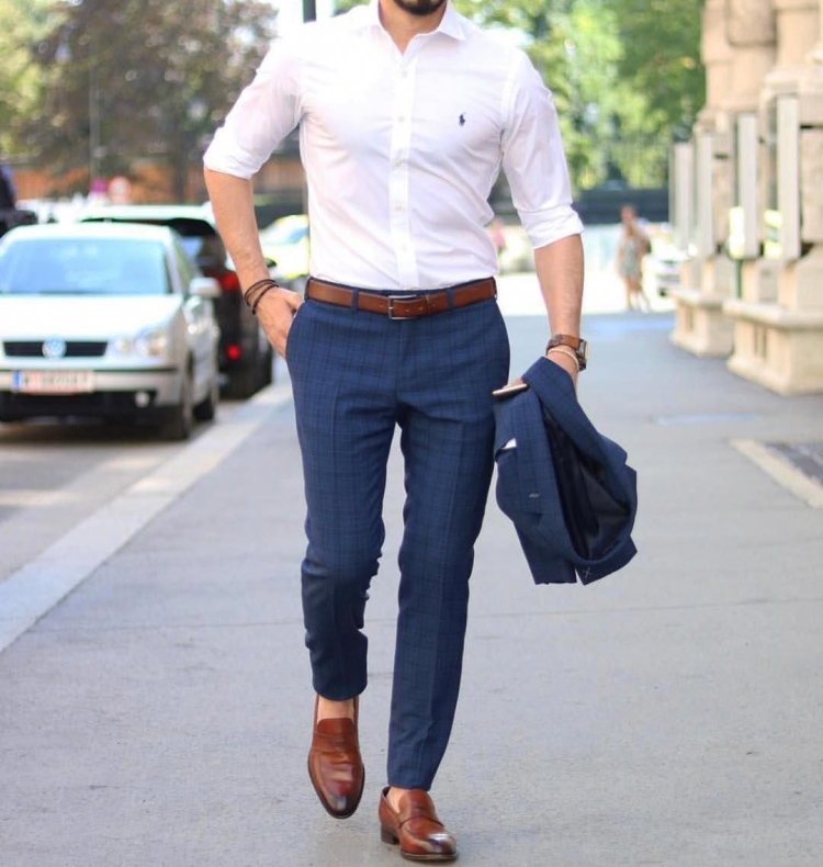 Синие брюки белая рубашка