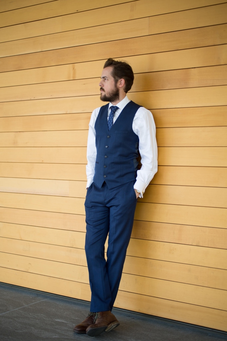 Брюки белая рубашка и жилетка