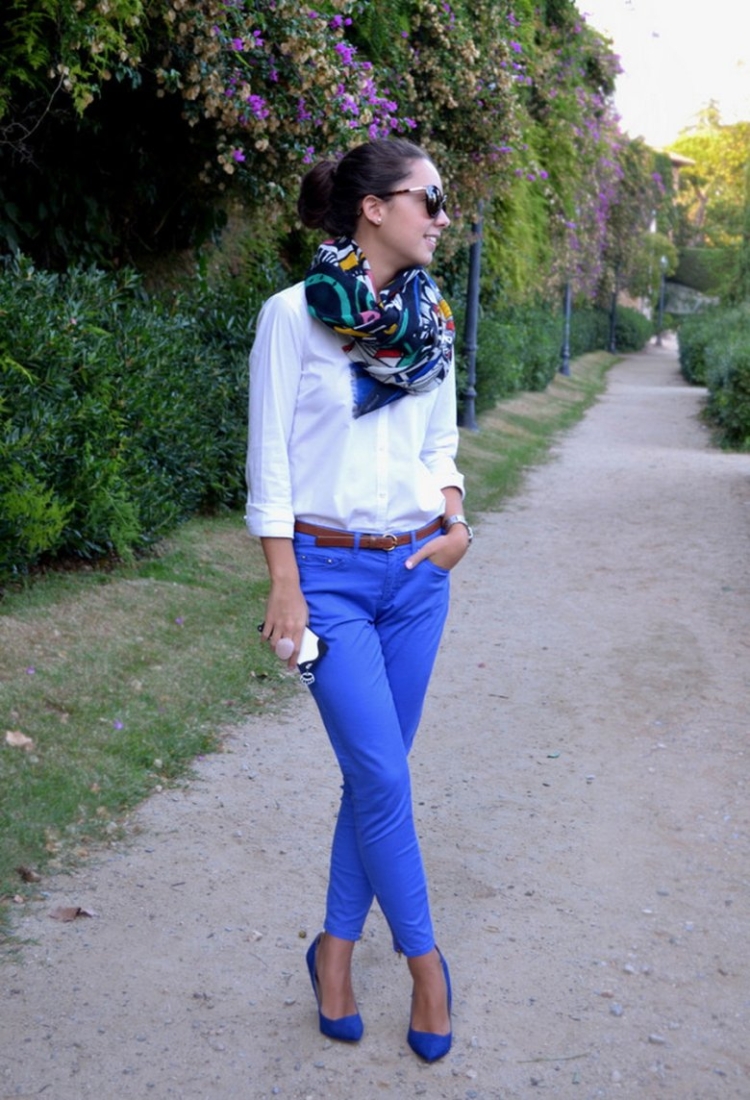 Лук с синими брюками