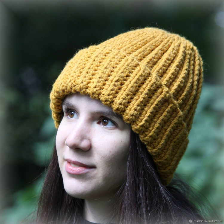 Шапка вязаная объемная с отворотом