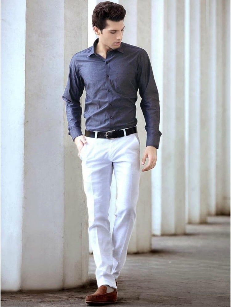 Мужчина в рубашке и брюках