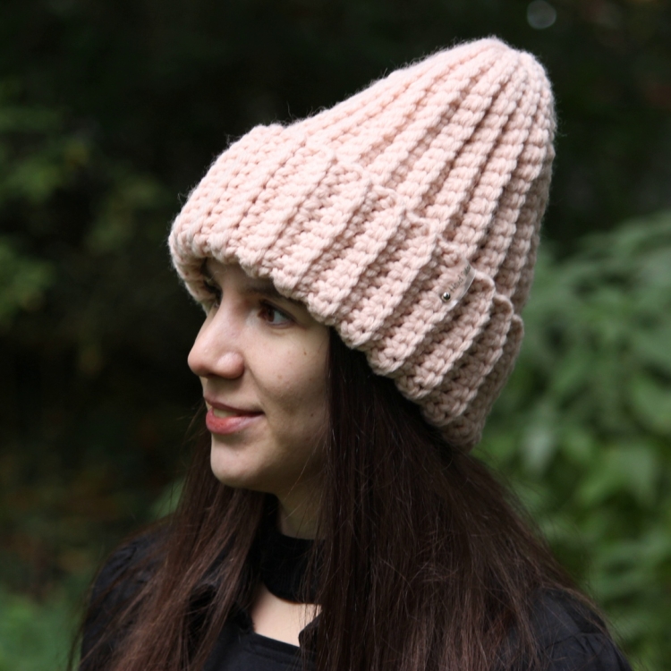 Шапка вязаная объемная с отворотом