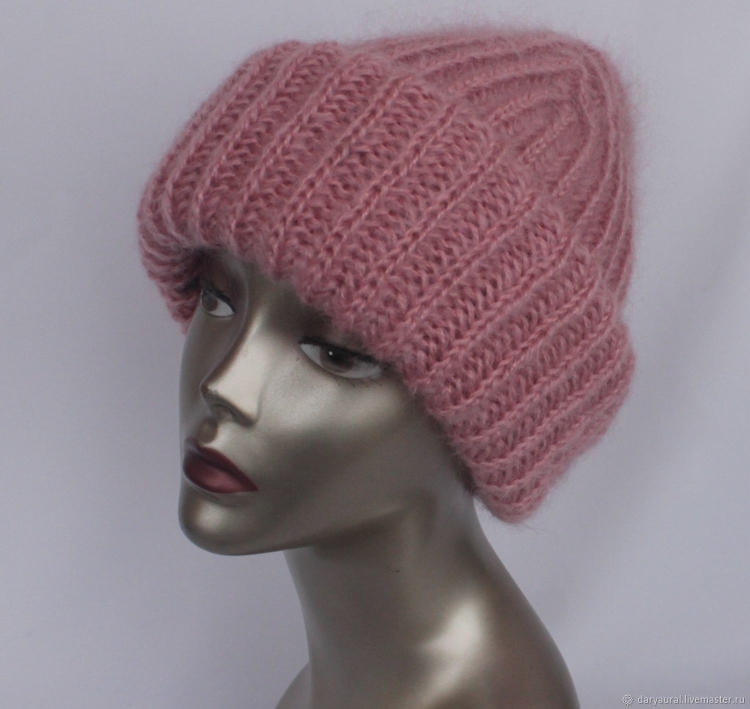 Женская шапка спицами с отворотом объемная вязаная