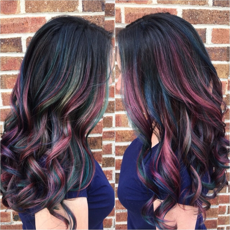 Пряди на темных волосах