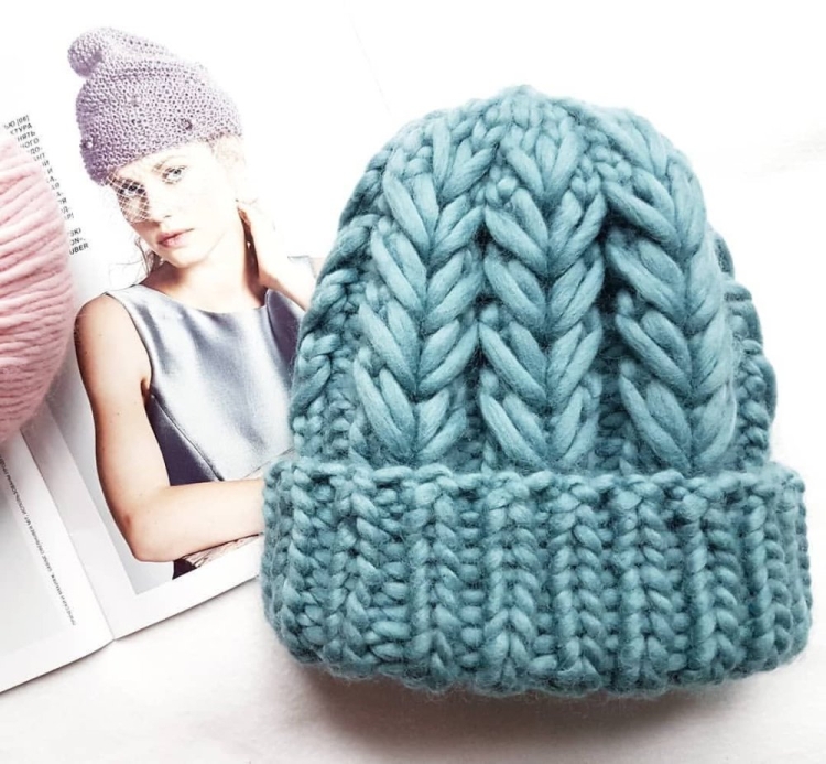 Шапка из толстой пряжи спицами